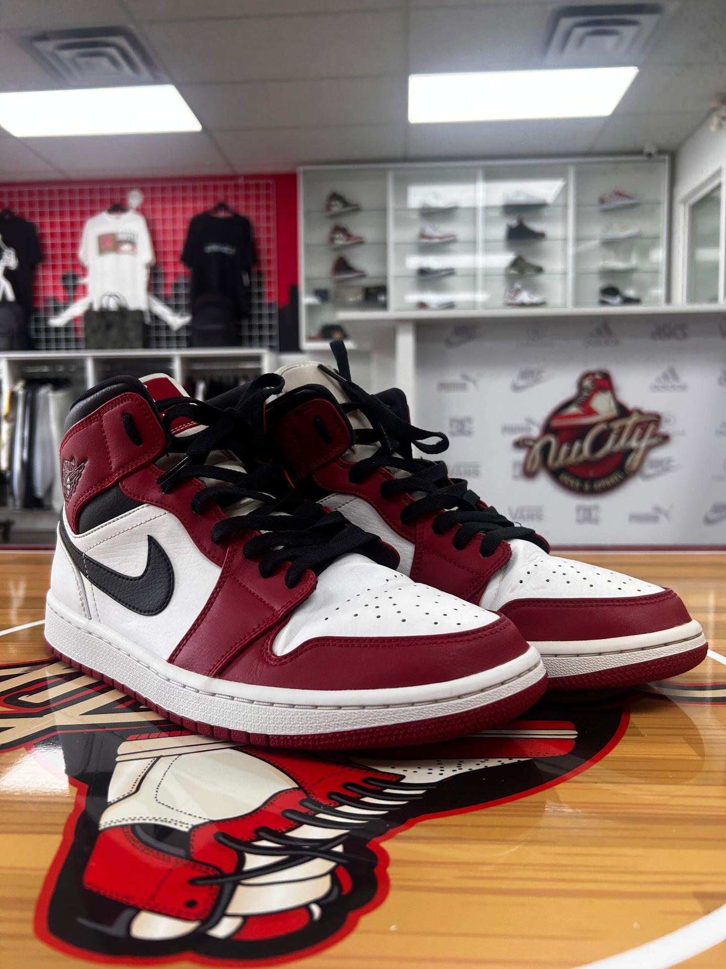 USED Jordan 1 Mid Chicago